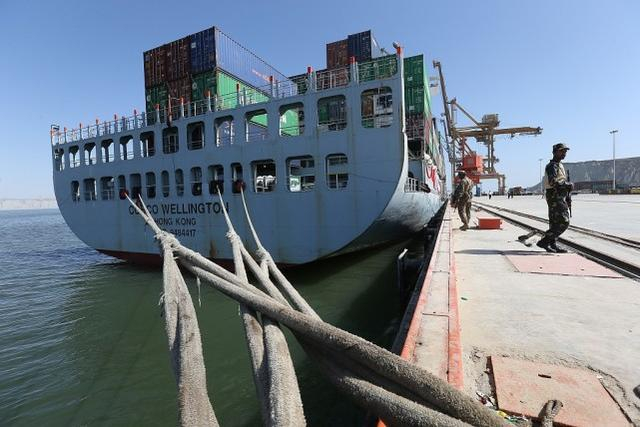 停靠在瓜达尔港的商船。图源：视觉中国