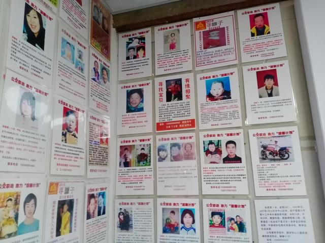 在这家40平方米的店铺里，依然为大约500份寻人启事留下位置。受访者供图