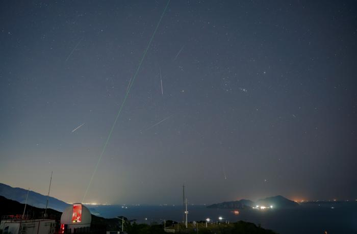 （双子座流星雨前期在西涌拍摄到的偶发流星 &nbsp;摄影/曾跃鹏）