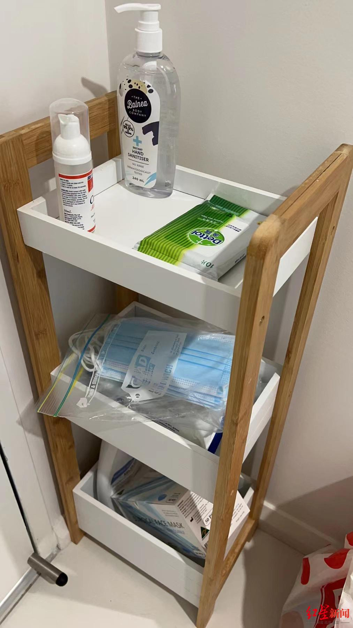  ▲家里放在门口的防护用品&nbsp;受访者供图