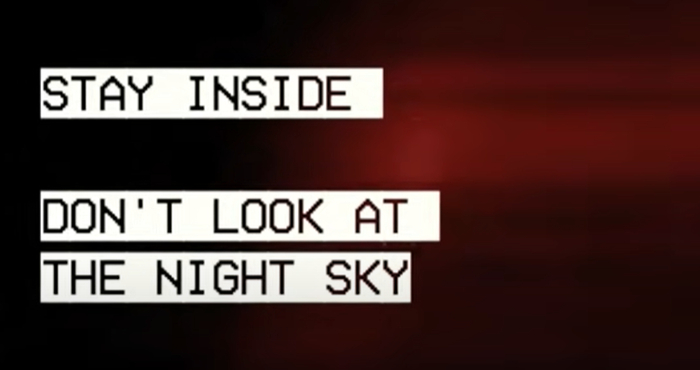 简陋的贴条字幕暗示着情况的紧急