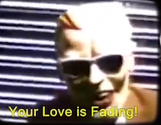 犯人伪装成当时热播的电视剧《双面麦斯》的主角，一脸说不出的怪异