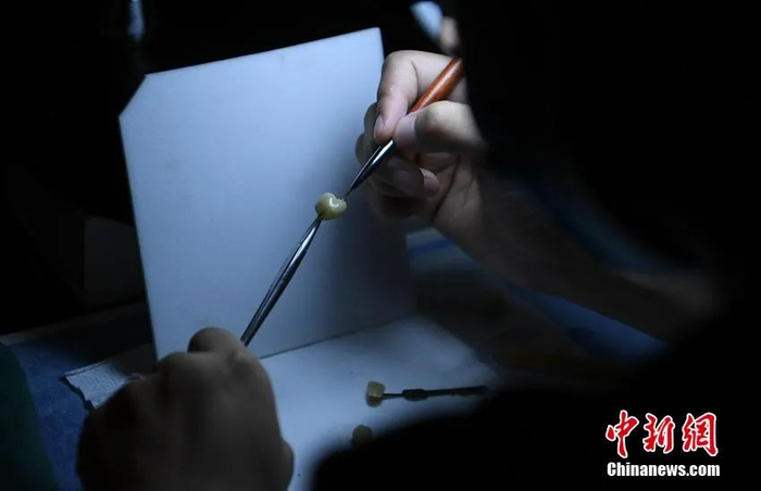 资料图：为假牙上釉。张瑶 摄