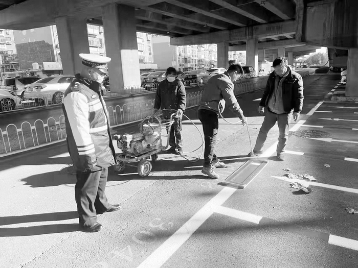 　　■小区附近高架桥下40余个停车泊位，居民夜间可以免费停车。