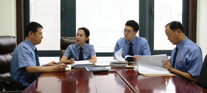 办案检察官对案件进行分析研讨