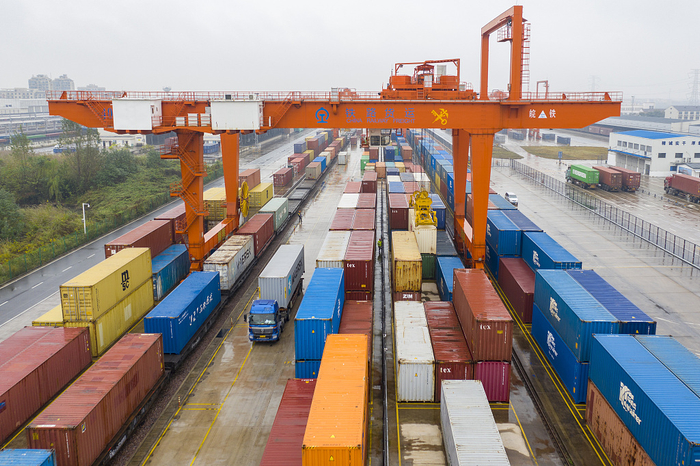 　一批货物正在装车，准备从中欧班列金东平台发往哈萨克斯坦