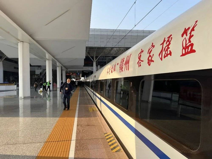 首发列车G2197次的车厢，便印着“红色故都 赣州 客家摇篮”（图：杔格）