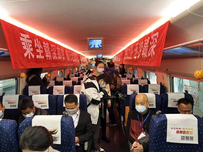 著名的赣南脐橙也搭上了首发列车（图：杔格）