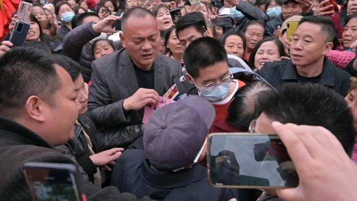 孙卓回家，孙海洋和孙卓被镜头包围。缪睿哲 摄