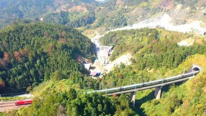 广东段第一长隧道——松岗山隧道（图：广州铁路）