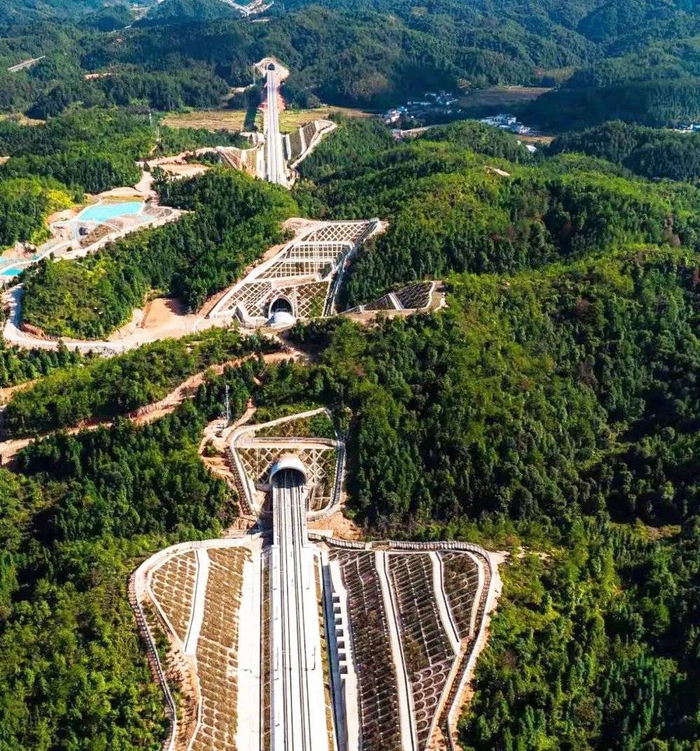 穿越各种隧道（图：南昌铁路）