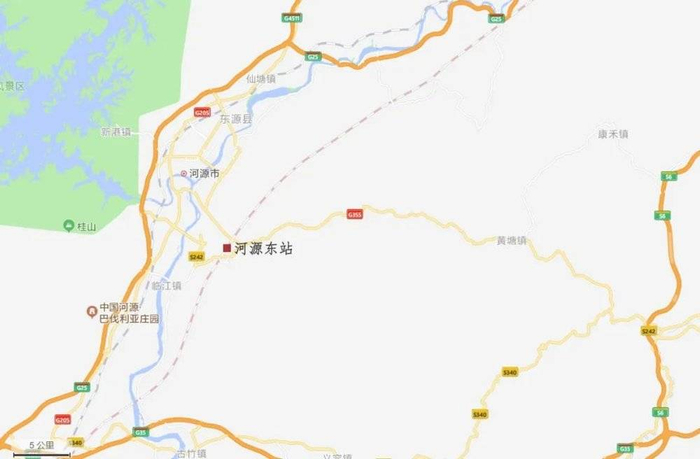 虽然河源东站在紫金县境内，但离县城太远，离市区太近（图：Amap）