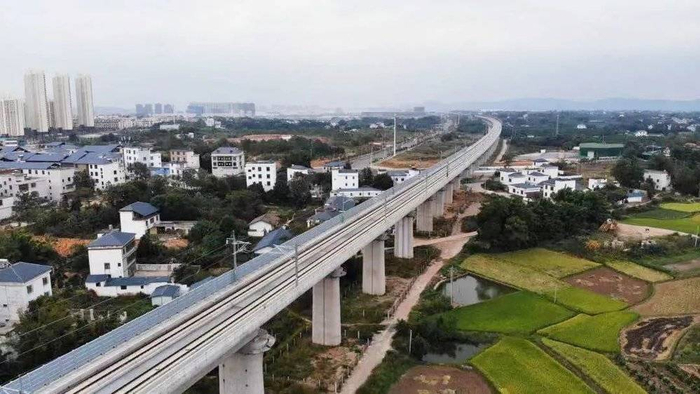 穿越县城而过（图：南昌铁路）