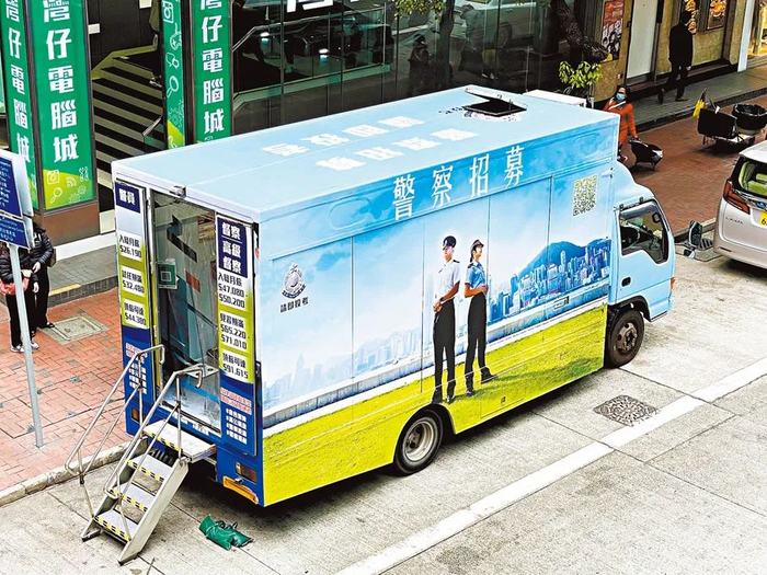 △“警察招募号”流动车（图源：香港文汇网）陈纯青认为警务工作是多元化的且非常有意义他希望未来有更多年轻人或者是其他有意转职的市民可以加入警队共同服务社会服务香港市民