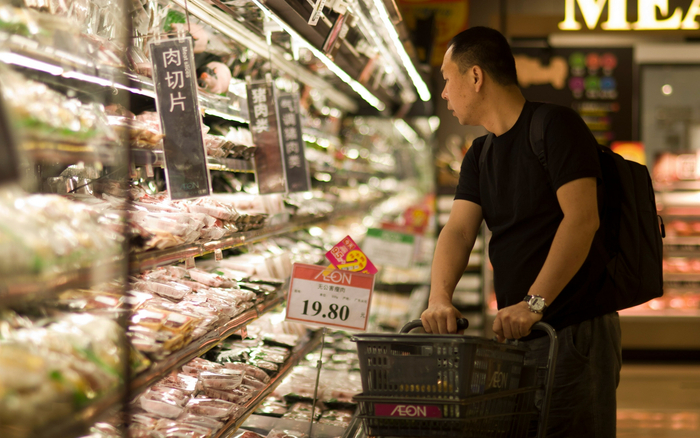 一市民正在超市肉食区挑选肉食。图/IC&nbsp;photo