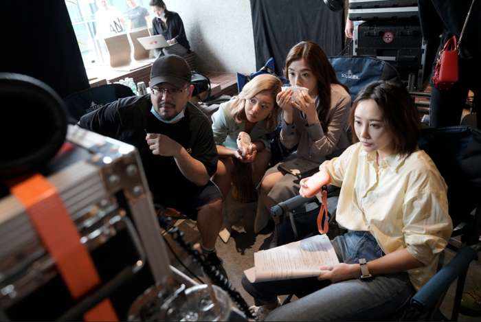 陈正道给三位女主演讲戏。