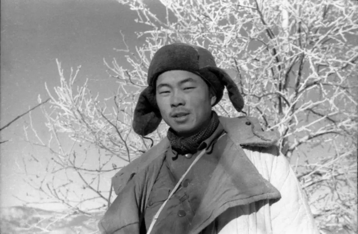 战地记者张崇岫在抗美援朝战场上。（图片由安徽省摄协提供）