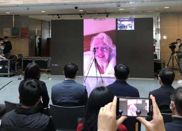 三城连线举行的仪式上，苏珊娜女士发来视频致辞