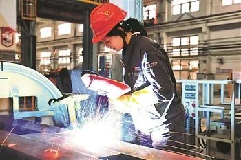 从18岁开始，21年焊花飞舞的花样年华中，易冉把自己“焊”成一朵名副其实的“焊花”。2014年，易冉当选首届全国十佳“最美职工”。图为易冉在工作中。