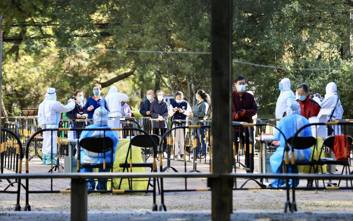 10月27日，芙蓉里社区（西区），居民进行第二次核酸检测。新京报记者 浦峰&nbsp;摄