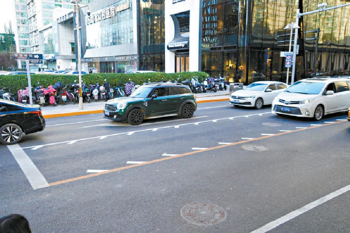 　　华贸商圈设置了左转潮汐车道。本报记者 程功 摄