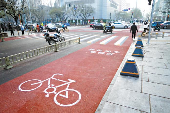 　　太古里路口的红色非机动车等候区十分醒目。本报记者 程功 摄 