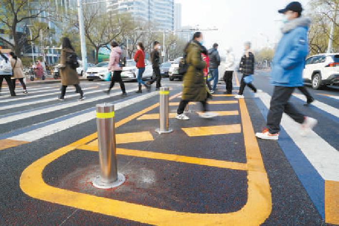 　　太古里路口重新划了立体斑马线。本报记者 程功 摄