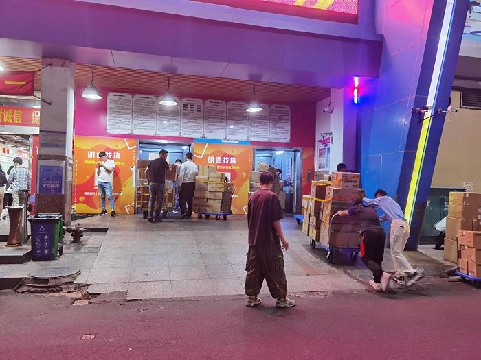 晚上的华强北依然货运繁忙。图片来源：陆柯言/摄