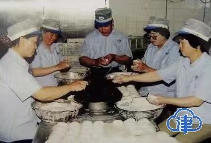 　　（当年门市部职工正在手工制作炸糕）