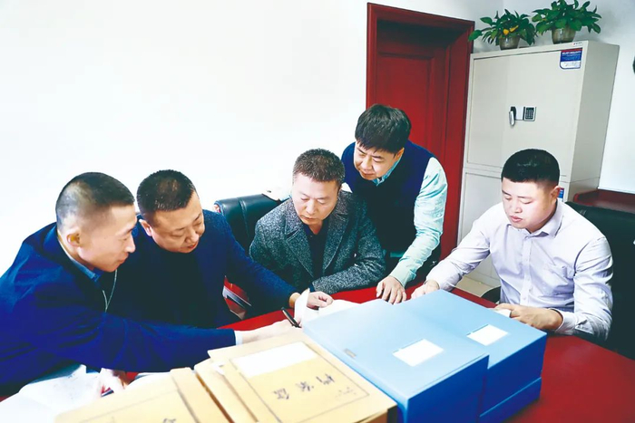 图为鞠万成案专案组成员正在研究案情。王鸿鹤 摄