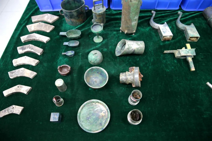 江村大墓外藏坑出土的文物。图/中新图片