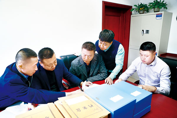 经吉林省白城市纪委监委指定管辖，镇赉县纪委监委对鞠万成涉嫌严重违纪违法问题进行立案审查调查。图为鞠万成案专案组成员正在研究案情。王鸿鹤 摄