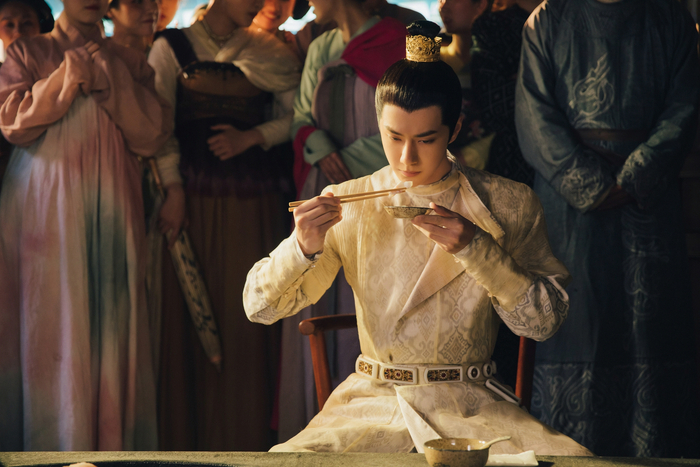 王一博饰演的百里弘毅是以饕客的形式登场。