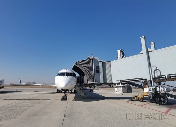 CRJ-900机型接驳廊桥现场（杨晓辉 摄）