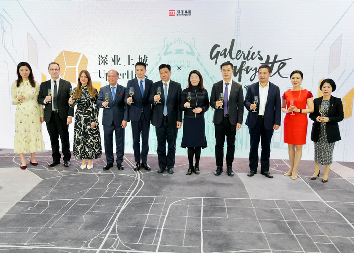 出席签约仪式的嘉宾举杯祝贺。陈文 摄