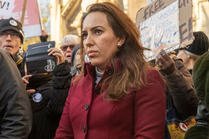 这是12月10日在位于伦敦的英国高等法院外拍摄的阿桑奇的伴侣丝特拉·莫里斯。新华社发（雷伊·唐 摄）