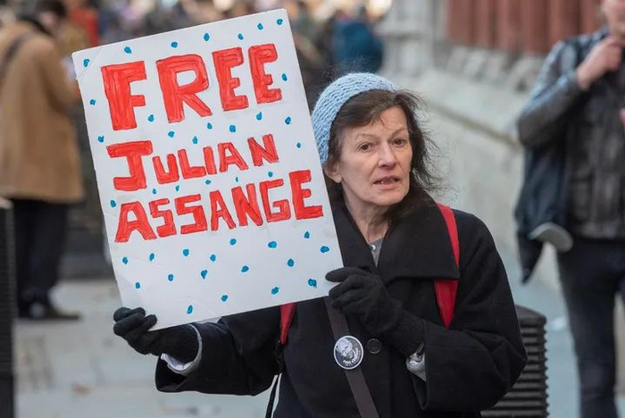 这是12月10日在位于伦敦的英国高等法院外拍摄的阿桑奇的支持者。新华社发（雷伊·唐 摄）