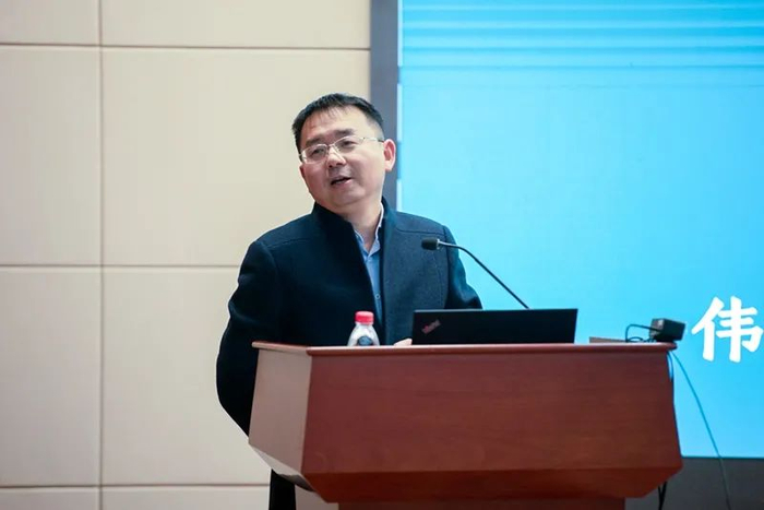 ▲严建兵教授在300期论坛上总结讲话(李科毅 摄)