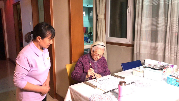 阿姨到家的工作人员杨慧娟工作照。 受访者供图