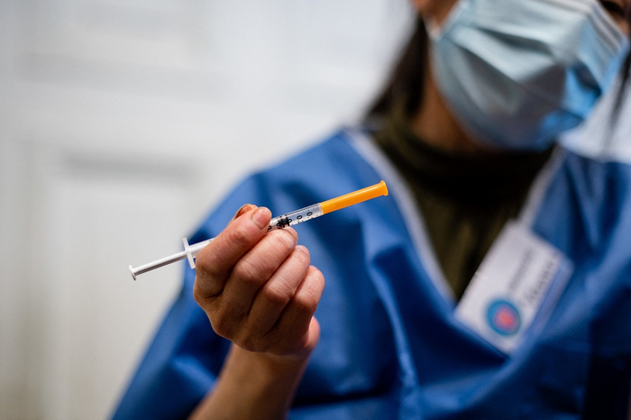 12月7日，法国接种新冠疫苗现场 澎湃影像图