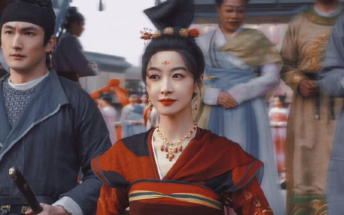 宋茜剧中女装扮相。