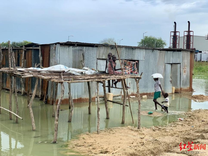 　　▲面临逐日上升的水位，南苏丹琼莱州的许多人继续住在受洪水影响的家中，在临时搭建的脚手架上储存物品。
