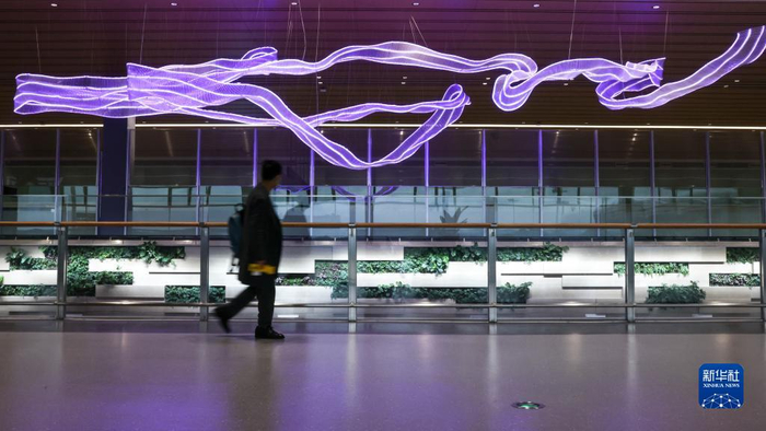 12月14日，旅客走在贵阳龙洞堡国际机场3号航站楼内。