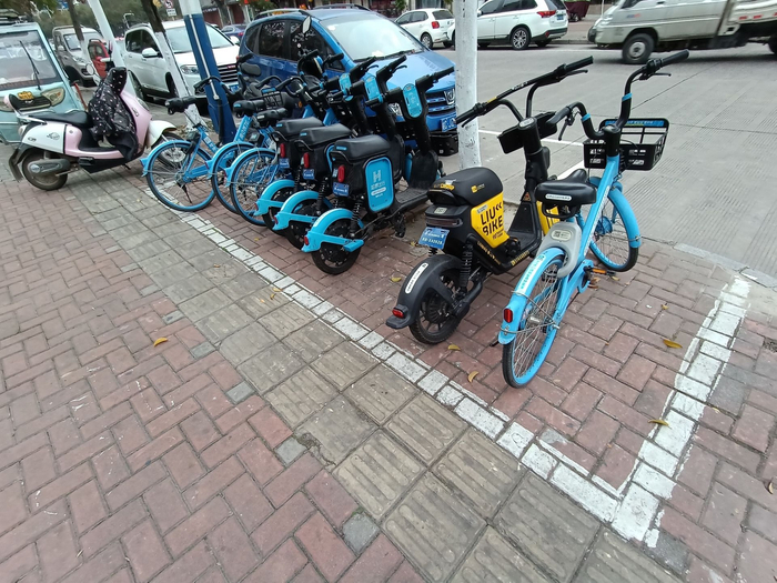 路边停放的共享单车