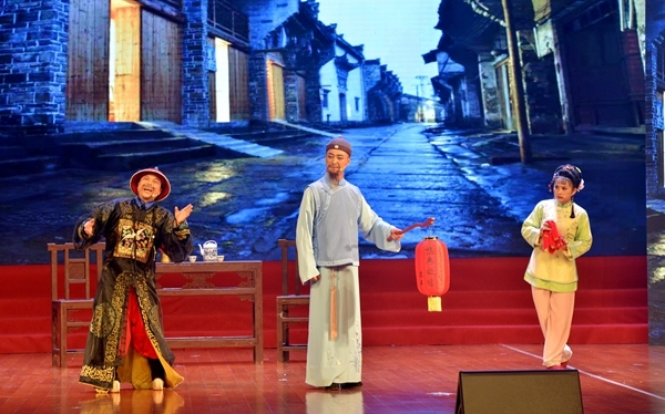 安徽省太湖县纪委监委深入挖掘本地历史资源，创作黄梅小戏《“六大人”还乡》在各基层单位巡回展播，用喜闻乐见的方式在党员干部群众中营造“人人思廉、以廉为荣”的氛围。（安徽省太湖县纪委监委供 方清山 摄）