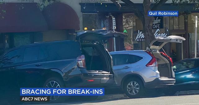 后备箱处于打开状态的车辆。图源：报道截图