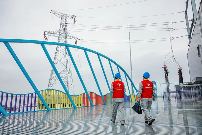 国网温州供电公司员工对泰瀚550兆瓦渔光互补发电项目进行检查。（黄周虎 摄）