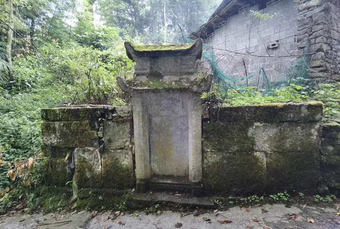 ▲祖坟（大坪刘氏第四代刘一贵老大人夫人杨氏之墓）