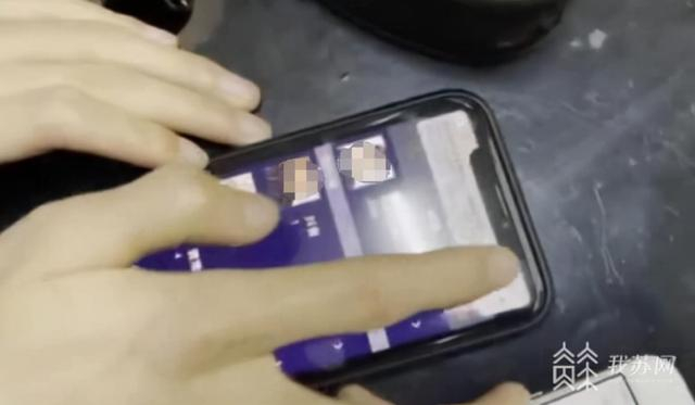 　　正常的人脸识别需要本人亲自进行识别认证，这个犯罪团伙便想到，利用AI换脸技术“骗过”人脸识别认证，实施作案，犯罪嫌疑人韩某在审讯过程中，还向警方演示了用多个制图软件让图片动起来的过程。