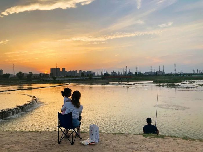西咸新区，汾河与渭河交汇之处，夕阳下垂钓的人们。除北边的泾河、渭河以外，昔日绕长安的八水之中，以沣河水量为最大（于楚众摄）
